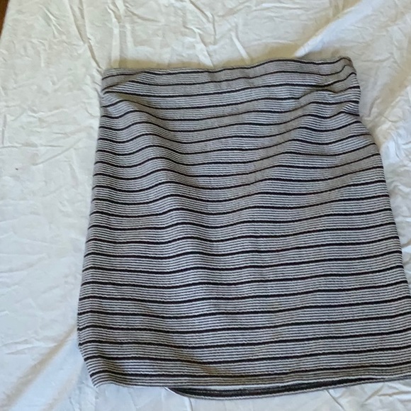 White and black skirt loft - Picture 1 of 2